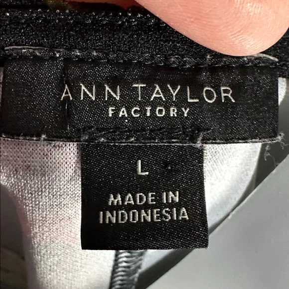 Large Ann Taylor Factory Black and Red Floral Blouse fitted waist pearl accents - Picture 2 of 8